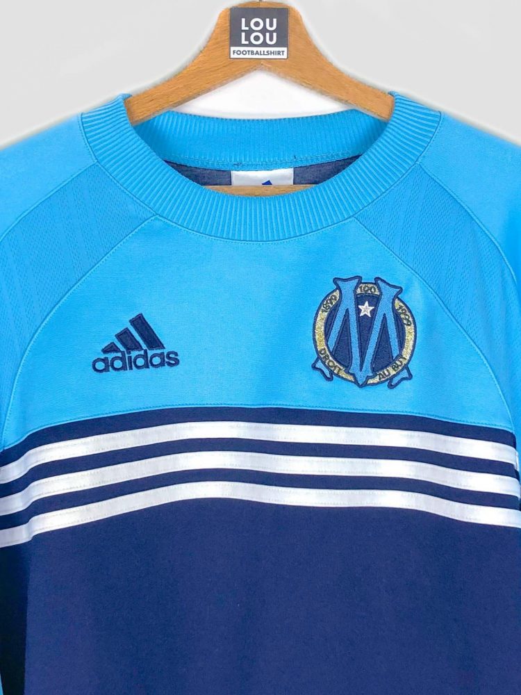 pull centenaire de l'om vu de près