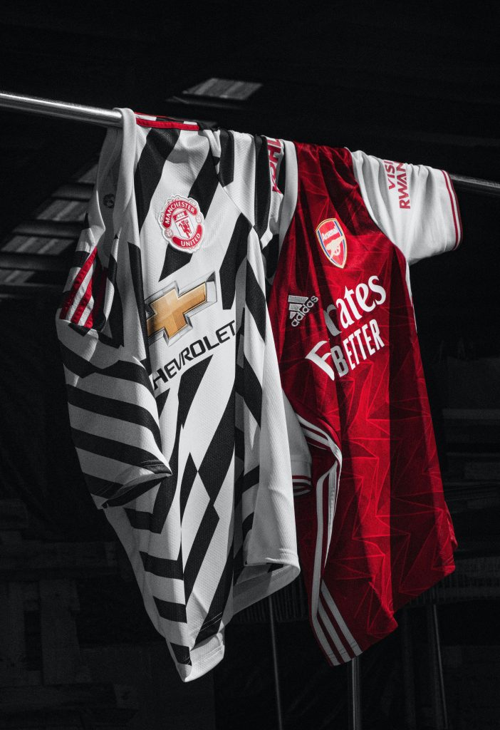 image montrant des maillots de foot vintage suspendus