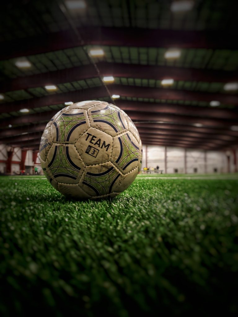 image représentant un ballon de foot en salle