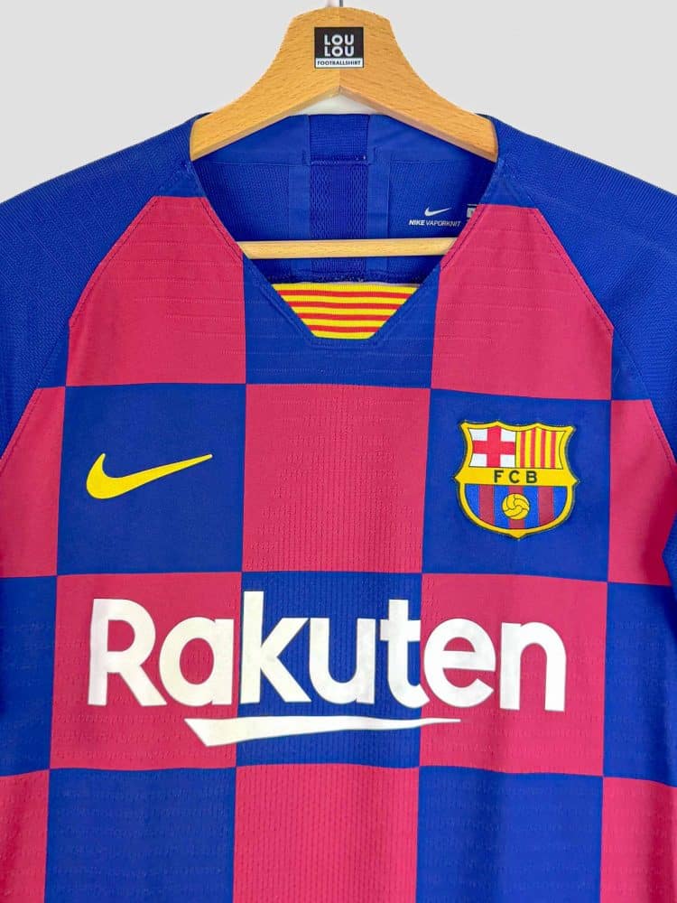 Gros plan sur le badge du FC Barcelone et le logo Nike brodés sur le maillot domicile 2019-2020 en tissu VaporKnit