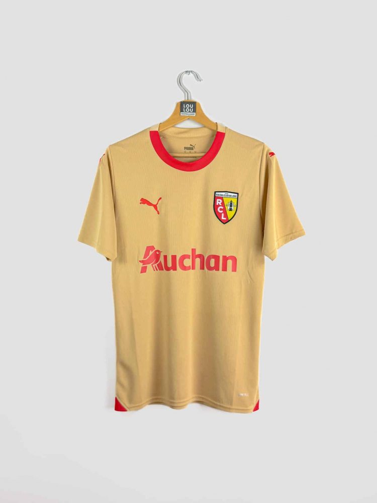 Vue de face du maillot extérieur 2023-2024 du RC Lens, coloris or avec le logo Puma et le sponsor Auchan au centre.
