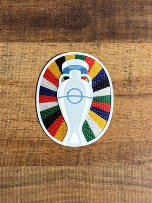 Patch officiel EURO 2024 en relief, écusson du trophée Henri Delaunay porté par les joueurs pendant le Championnat d’Europe 2024
