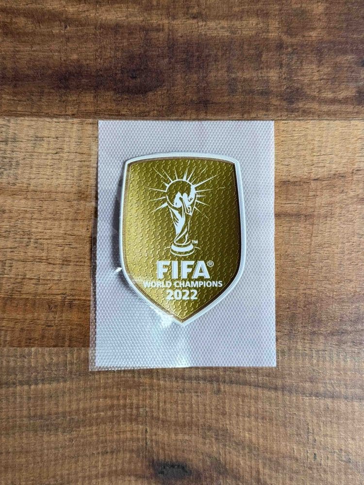 Badge FIFA World Champions 2022 doré officiel porté par l’Argentine après sa victoire à la Coupe du Monde 2022
