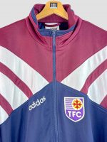 Vue de face d’un survêtement Adidas football vintage Toulouse FC avec écusson TFC brodé