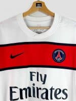 Vue de face du maillot PSG 2011-2012 : nom Pastore et numéro 27 floqués en rouge sur le dos.