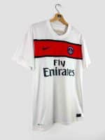 Détail du logo Nike brodé sur le torse du maillot PSG 2011-2012.