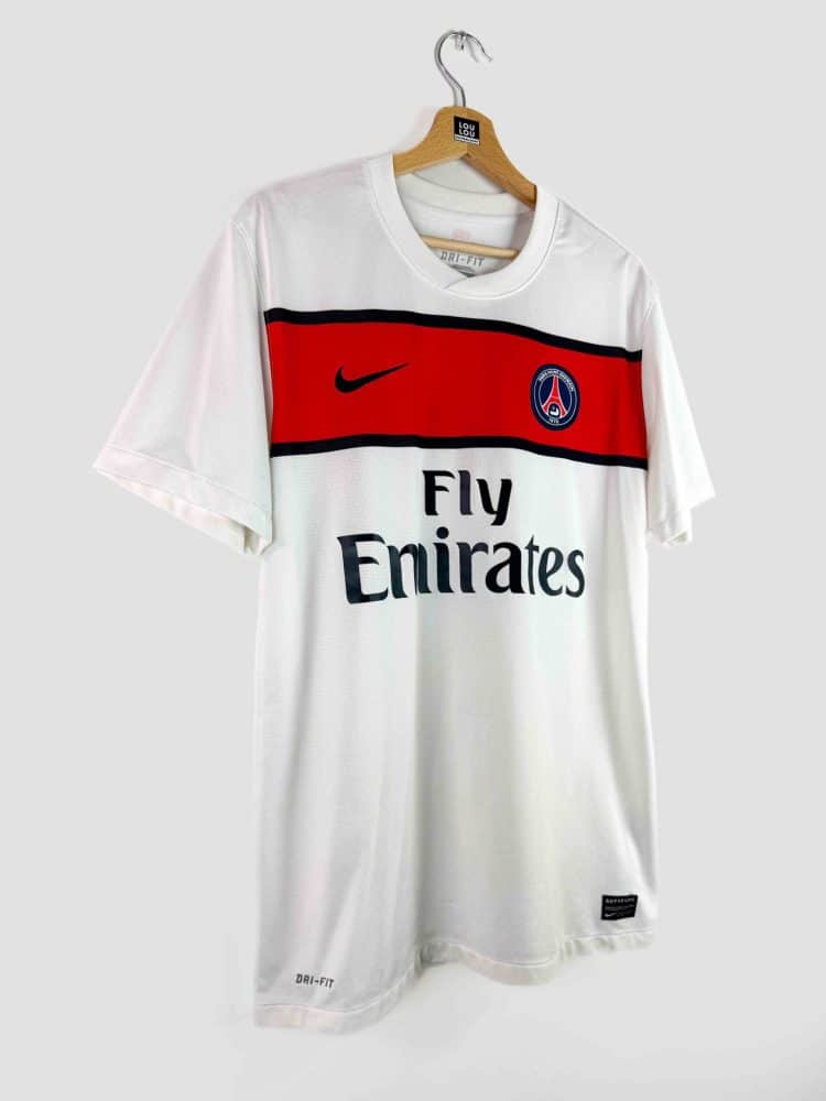 Détail du logo Nike brodé sur le torse du maillot PSG 2011-2012.