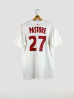 Vue de dos du maillot PSG 2011-2012 : nom Pastore et numéro 27 floqués en rouge sur le dos.