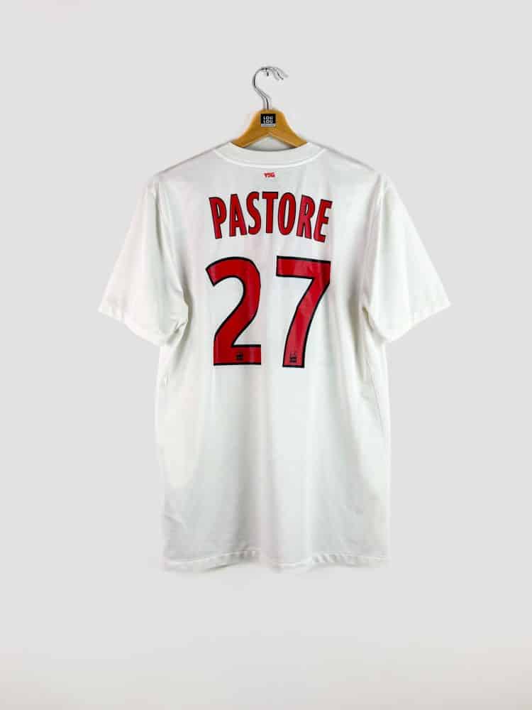 Vue de dos du maillot PSG 2011-2012 : nom Pastore et numéro 27 floqués en rouge sur le dos.