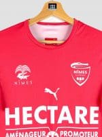 Gros plan sur l’écusson crocodile du maillot vintage 2018-2019 du Nîmes Olympique