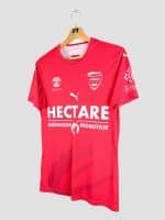 Match de Ligue 1 2018/2019 : joueur du Nîmes Olympique portant le maillot rouge vintage 2018-2019