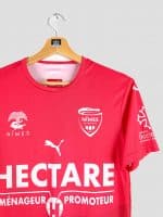 Détail du col rond du maillot de football Nîmes Olympique 2018-2019 (style vintage)