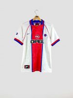 Maillot PSG 1996-1997 vintage Nike Opel blanc rétro Maillot extérieur du PSG 1996-1997 présenté de face : de couleur blanche avec une large bande rouge centrale, il porte la marque Nike et le sponsor Opel, pièce de collection pour supporters.