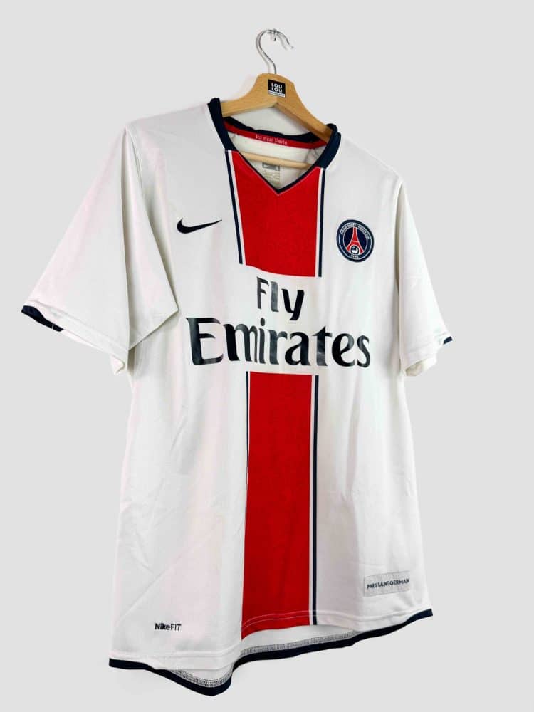 Détail de la bande rouge verticale du maillot PSG 2007-2008 vintage, bordée de liserés bleu marine, illustrant le design Hechter inversé de cette saison.