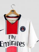 Logo Nike et inscription Fly Emirates visibles sur la poitrine du maillot rétro PSG 07/08, attestant de l’authenticité de cette tenue vintage.