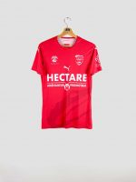Vue de face du maillot de foot vintage du Nîmes Olympique 2018-2019, tenue domicile rouge