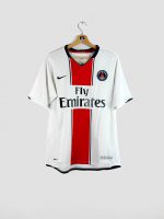 Vue de face du maillot vintage du PSG (saison 2007-2008) : modèle blanc à bande rouge centrale bordée de bleu marine, sponsorisé par Fly Emirates.