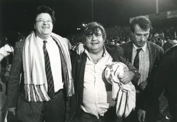 Louis nicollin et georges freches portent des maillots de foot vintage