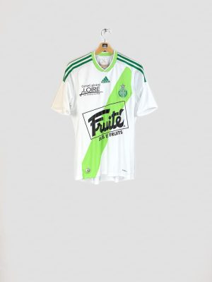 Maillot domicile AS Saint-Étienne 2009-2010 vert et blanc (vue de face), logo Adidas et sponsor Fruité en évidence.