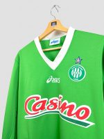 Gros plan de l’écusson Saint-Étienne avec étoile, sur maillot vert vintage saison 1998-1999.
