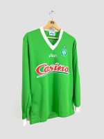 Détail du col V blanc et de l’étiquette Asics (taille M) sur maillot Saint-Étienne saison 1998-1999.