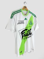 Face avant du maillot de football Saint-Étienne saison 2009-2010 Adidas, imprimé “Fruité – Jus de fruits” sur la bande verte diagonale.