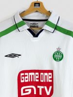 Détail du col en V et logo Umbro sur maillot vintage ASSE 2001/2002