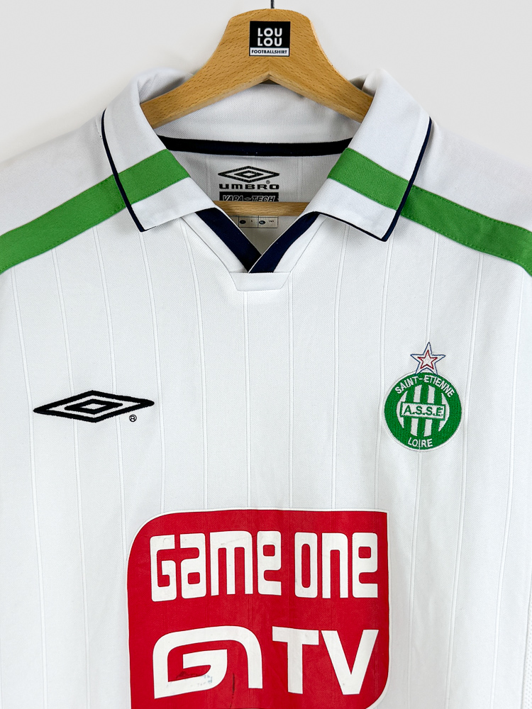Détail du col en V et logo Umbro sur maillot vintage ASSE 2001/2002
