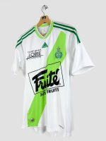 Plan rapproché sur l’écusson “AS Saint-Étienne” brodé et le sponsor “Fruité” du maillot 2009/10 vintage.