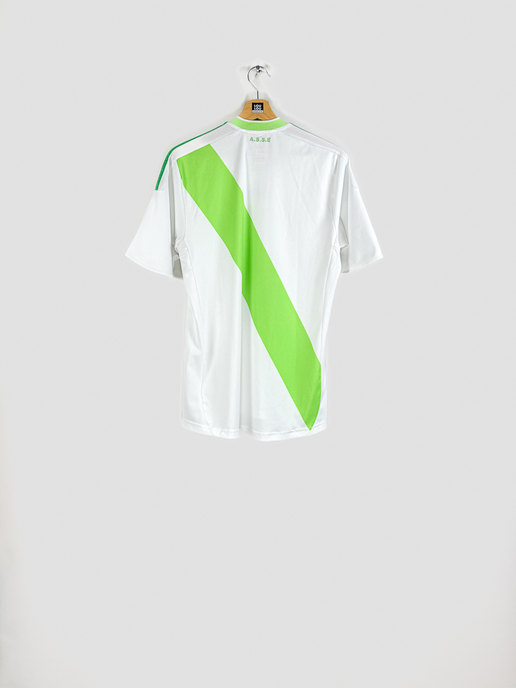 Vue arrière du maillot domicile AS Saint-Étienne 2009-2010 suspendu, montrant le col et les bandes Adidas sur les épaules.