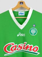 Gros plan sur la matière polyester du maillot vert Saint-Étienne 1998-1999, idéal collection maillots vintage.