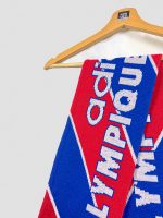 detail-echarpe-olympique-lyonnais-retro-adidas-1996-1997-inscription-olympique Détail de l'inscription Olympique Lyonnais sur écharpe rétro Adidas 1996-1997 aux couleurs bleu et rouge du club