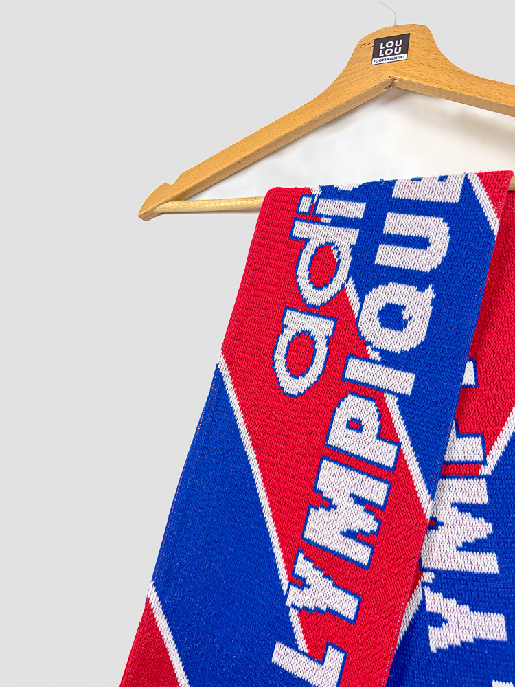 detail-echarpe-olympique-lyonnais-retro-adidas-1996-1997-inscription-olympique Détail de l'inscription Olympique Lyonnais sur écharpe rétro Adidas 1996-1997 aux couleurs bleu et rouge du club