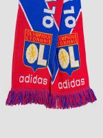 detail-ecusson-ol-adidas-echarpe-vintage-lyon-1996-1997-franges-bleu-rouge Gros plan sur l'écusson OL et le logo Adidas de l'écharpe vintage Olympique Lyonnais 1996-1997 avec franges