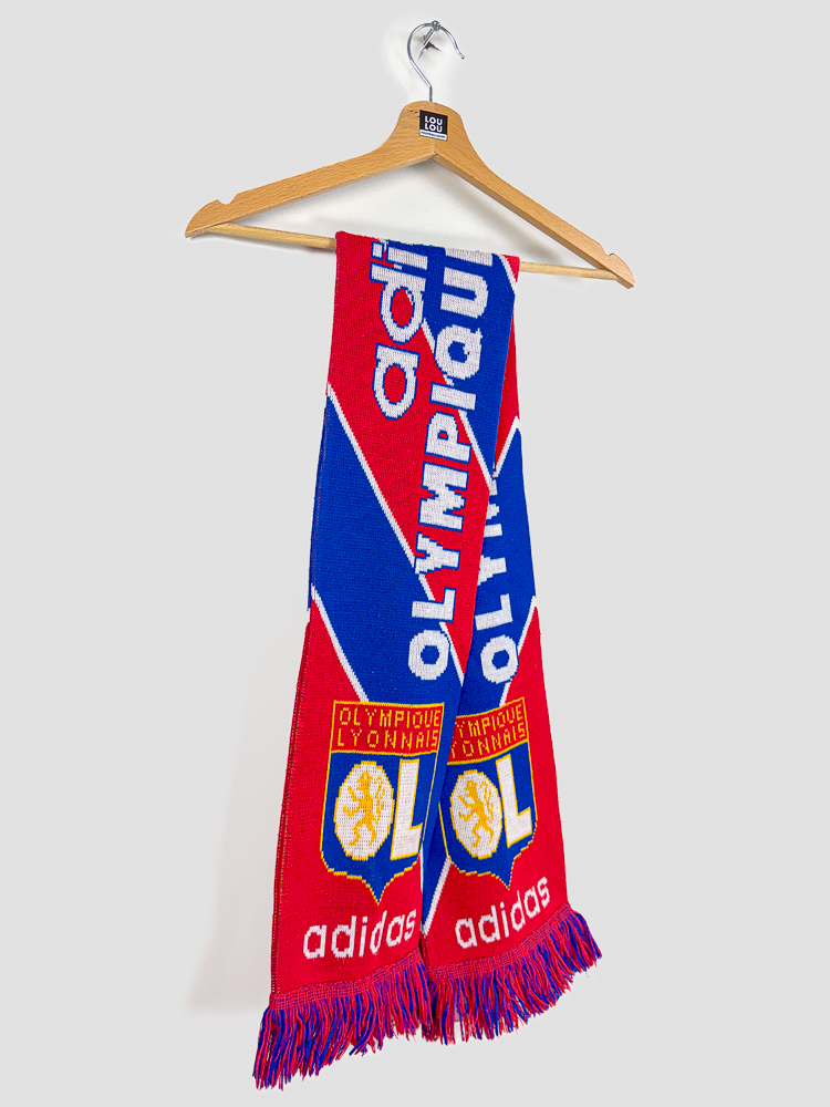 echarpe-collector-olympique-lyonnais-1996-97-adidas-rouge-bleu-sur-cintre Écharpe collector OL 1996-97 Adidas avec inscription Olympique Lyonnais, franges bicolores et logo lion doré