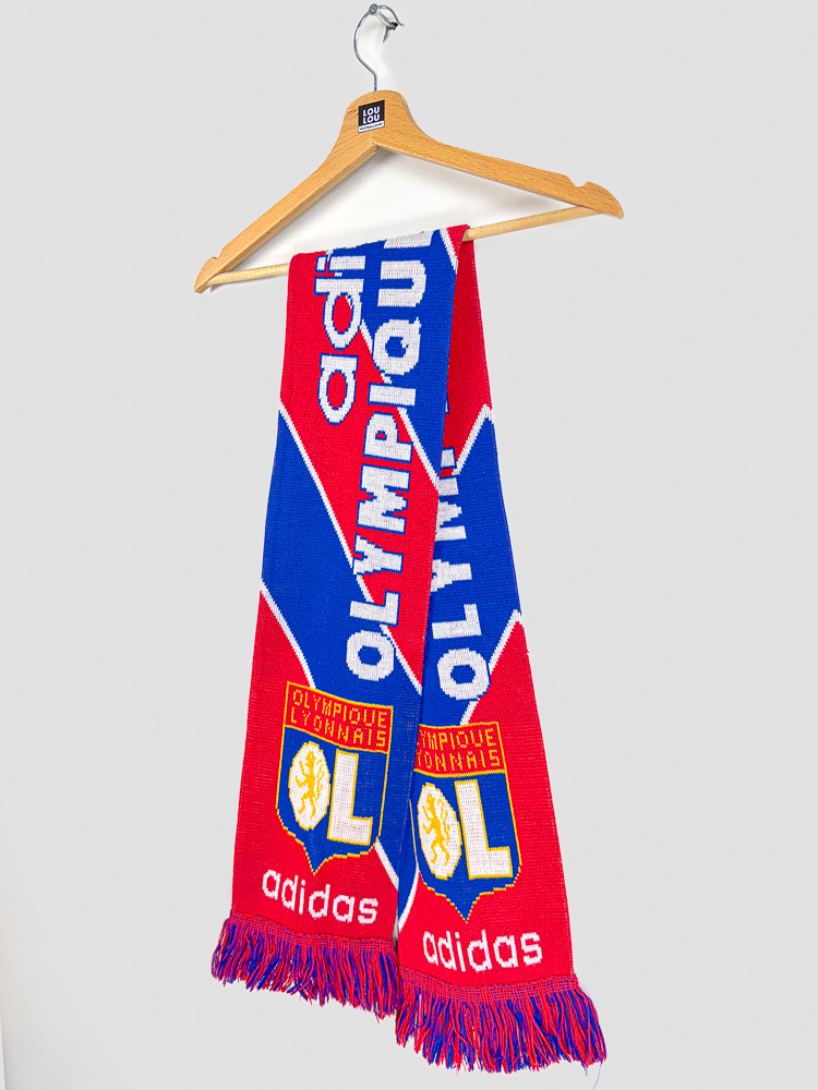 echarpe-officielle-ol-lyon-vintage-1996-1997-football-adidas-franges Écharpe officielle vintage OL Lyon 1996-1997 Adidas rouge bleu avec franges, pièce rare football rétro français