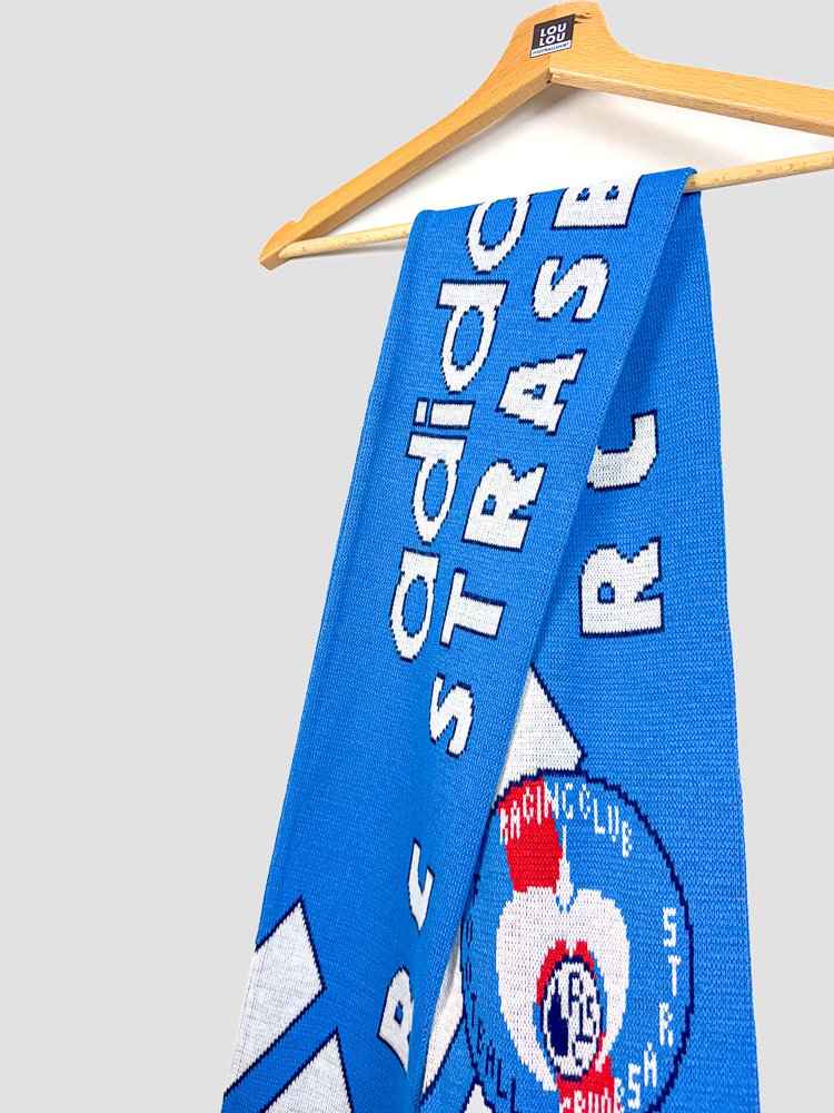 Détail de l'écusson officiel Racing Club de Strasbourg 1996-97 sur écharpe adidas, broderie blanche, collector football vintage alsacien.