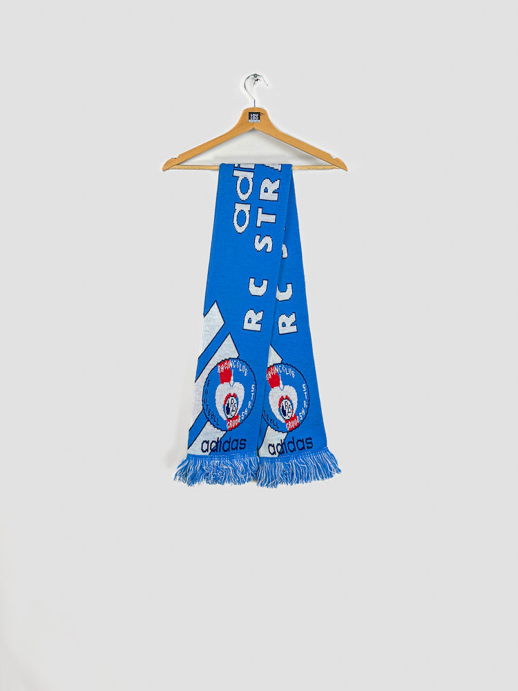 echarpe-rc-strasbourg-1996-1997-adidas-vintage-officielle-sur-cintre Écharpe vintage RC Strasbourg 1996-1997 adidas bleu et blanc présentée sur cintre, football rétro Alsace, pièce collector officielle.