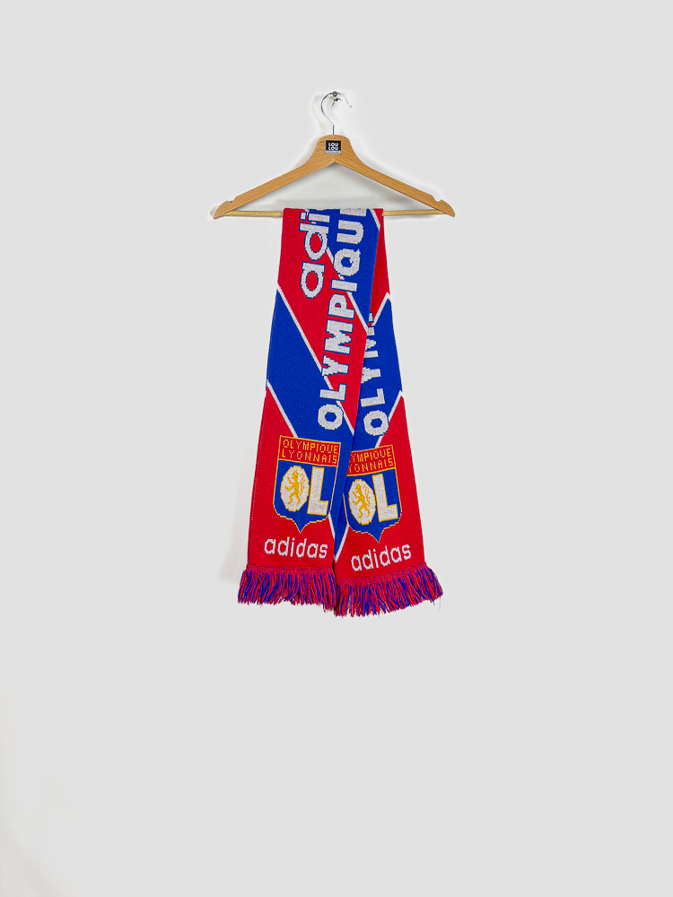 echarpe-vintage-olympique-lyonnais-adidas-1996-1997-rouge-bleu-vue-face Écharpe vintage Adidas Olympique Lyonnais 1996-1997 rouge et bleu avec écusson OL, vue de face sur cintre