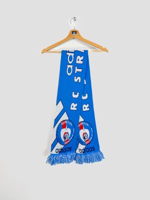 echarpe-vintage-rc-strasbourg-96-97-adidas-collector-vue-de-face Écharpe collector RC Strasbourg saison 1996-1997 adidas vue de face, tricot bleu Racing, franges bleu ciel, football vintage.