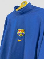 fleece-officiel-fc-barcelona-1998-1999-gros-plan-logo-nike-ecusson Gros plan logo Nike orange et écusson FC Barcelona sur fleece officiel bleu saison 1998-1999