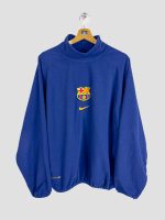 fleece-retro-fc-barcelone-98-99-bleu-officiel-nike-football-vintage Fleece rétro officiel FC Barcelone 1998-99 Nike bleu football vintage col montant présenté sur cintre