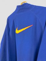 fleece-vintage-barcelone-98-99-detail-dos-swoosh-nike-orange Détail du grand swoosh Nike orange et rouge au dos du fleece vintage FC Barcelone 98-99