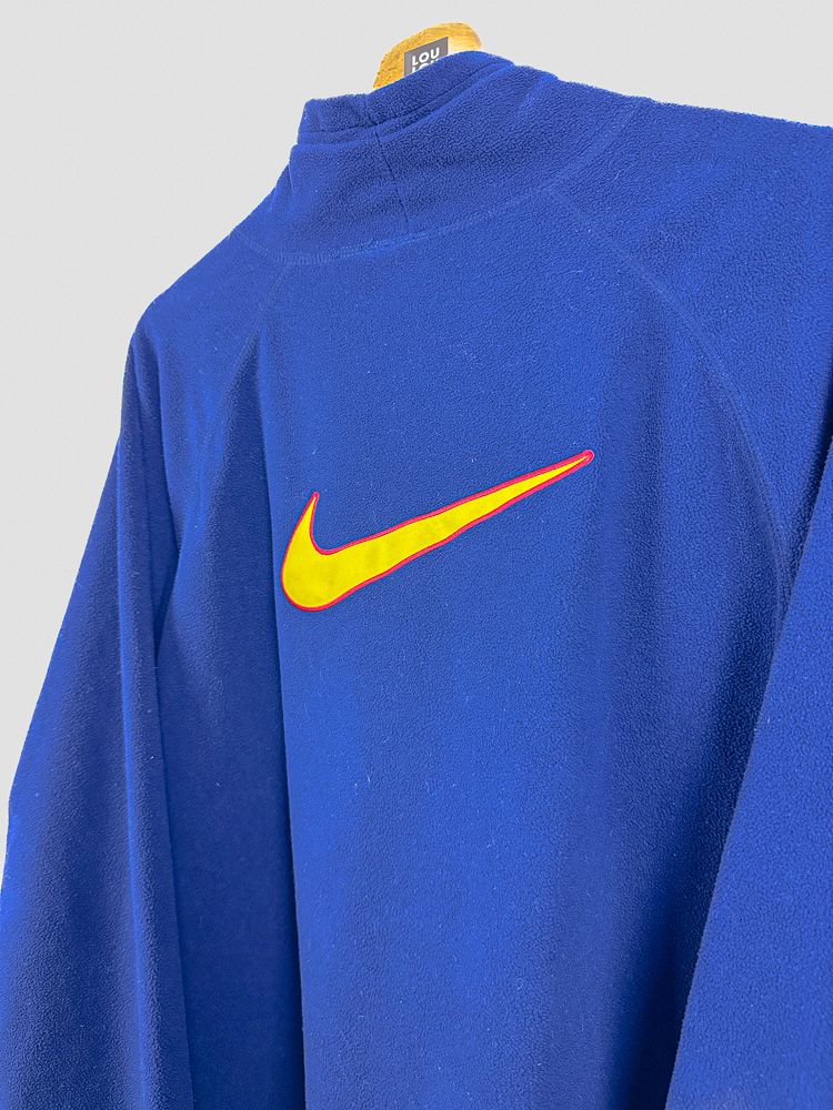 fleece-vintage-barcelone-98-99-detail-dos-swoosh-nike-orange Détail du grand swoosh Nike orange et rouge au dos du fleece vintage FC Barcelone 98-99
