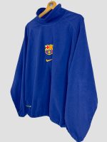 polaire-football-vintage-barcelone-1998-99-nike-vue-laterale-col-montant Vue latérale de la polaire football vintage FC Barcelone 1998-99 Nike montrant le col montant et la coupe ample