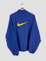 polaire-retro-fc-barcelone-1998-1999-dos-logo-nike-bandes-manches Vue arrière polaire rétro FC Barcelone 1998-1999 montrant le logo Nike et les bandes aux couleurs catalanes